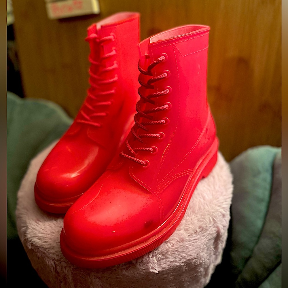 Im selling these sexy gorgeous hot pink combat boots!